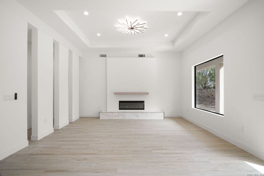 Spacious, unfurnished interior of a new home in , El Paso (Image 38).