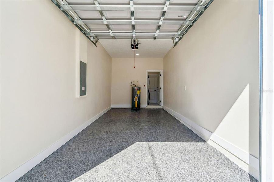 Spacious, unfurnished interior of a new home in , Tampa (Image 26).