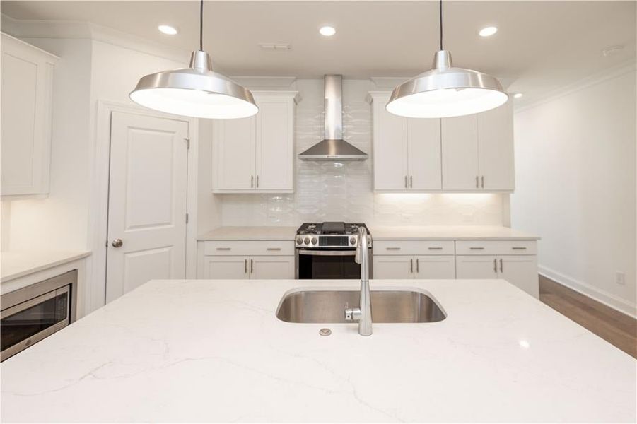 Homesite 29 END UNIT features bright white cabinets and large island overlooking dining and family room.