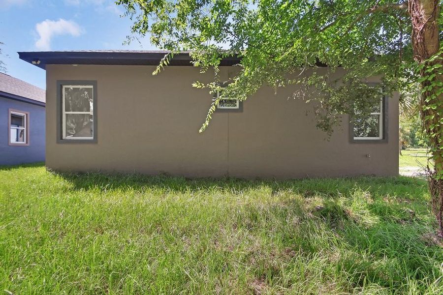 Exterior details and patio area of a home in , Daytona Beach (Image 18).