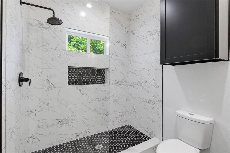 Furnished interior view inside a new home in , Ovilla (Image 19).