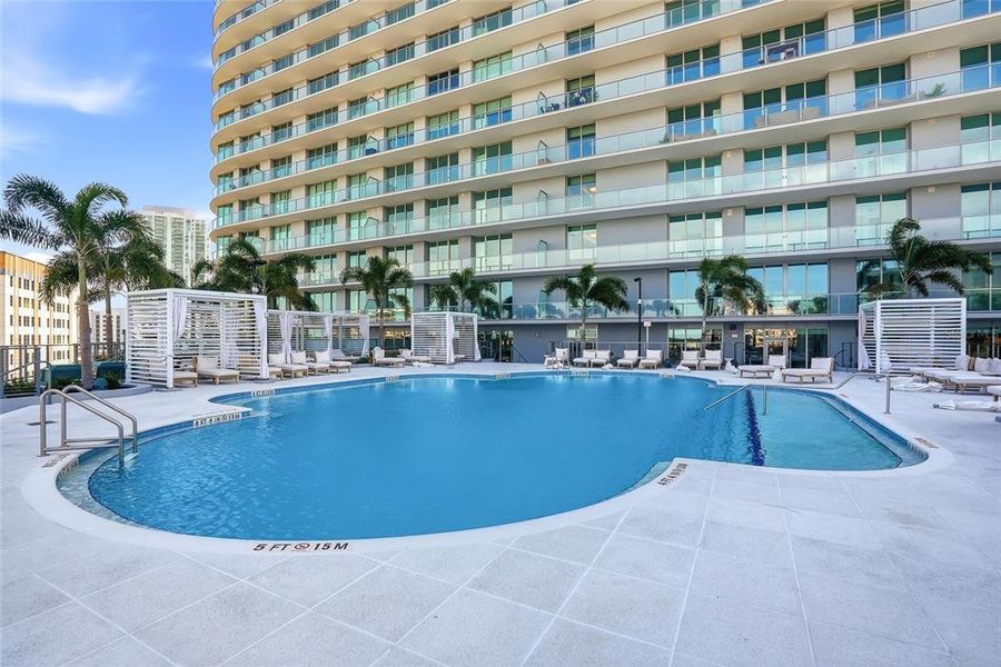 Condo located in St. Petersburg, FL showcasing its design and architecture (Image 30).