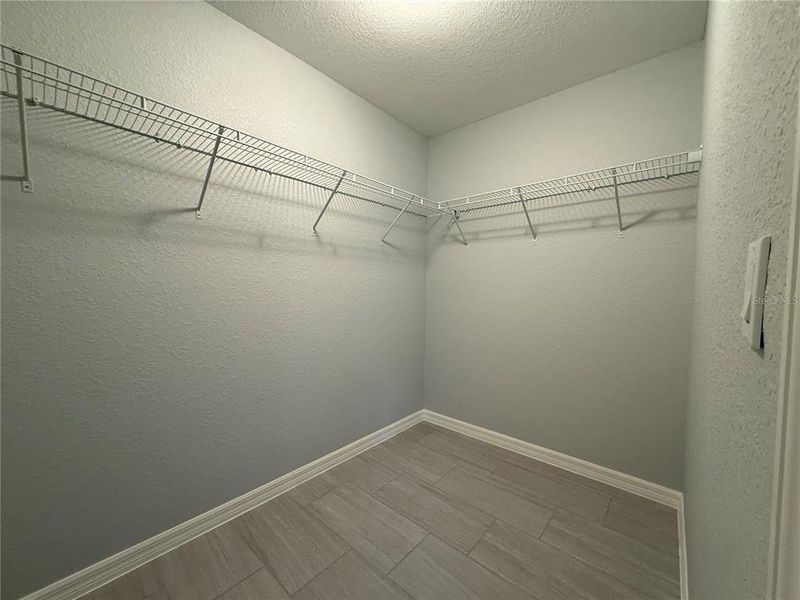 Spacious, unfurnished interior of a new home in , Dunnellon (Image 16).