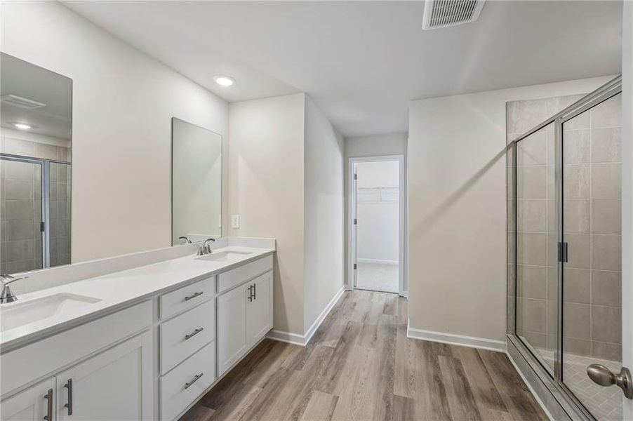 Furnished interior view inside a new home in Ivey Township, Dallas (Image 16).