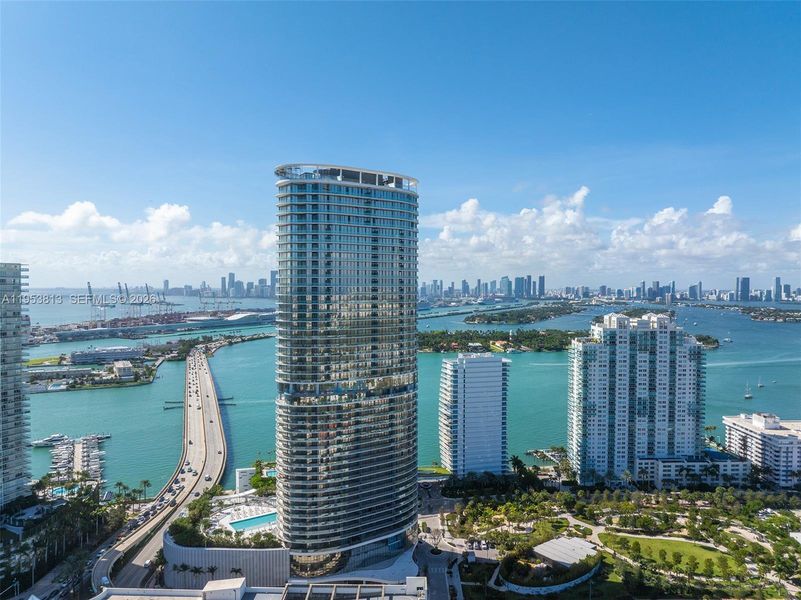 Condo located in Miami Beach, FL showcasing its design and architecture (Image 19).