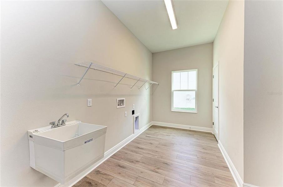 Spacious, unfurnished interior of a new home in Creek Ridge Preserve, Lithia (Image 39).