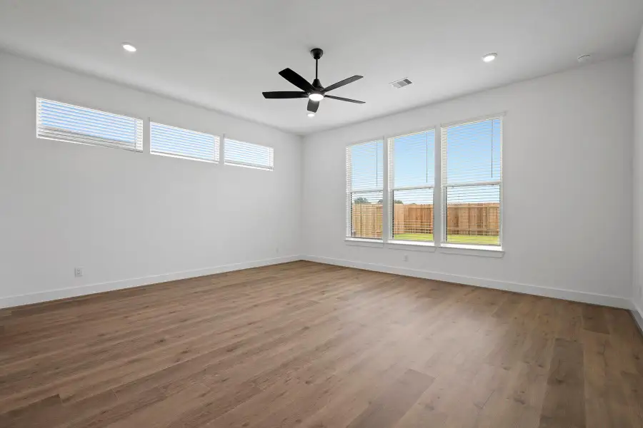 Spacious, unfurnished interior of a new home in Hallimore Ranch, Rosenberg (Image 24).