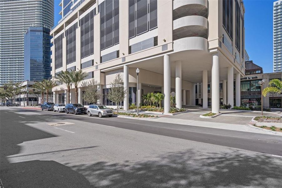 Condo located in St. Petersburg, FL showcasing its design and architecture (Image 30).