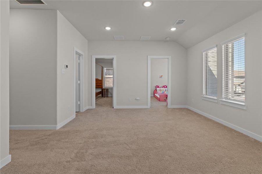 Spacious, unfurnished interior of a new home in LakePointe, Lavon (Image 23).