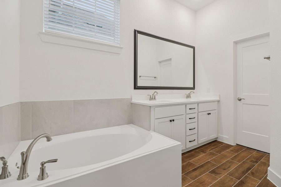Furnished interior view inside a new home in Kresston 50's, Montgomery (Image 7).