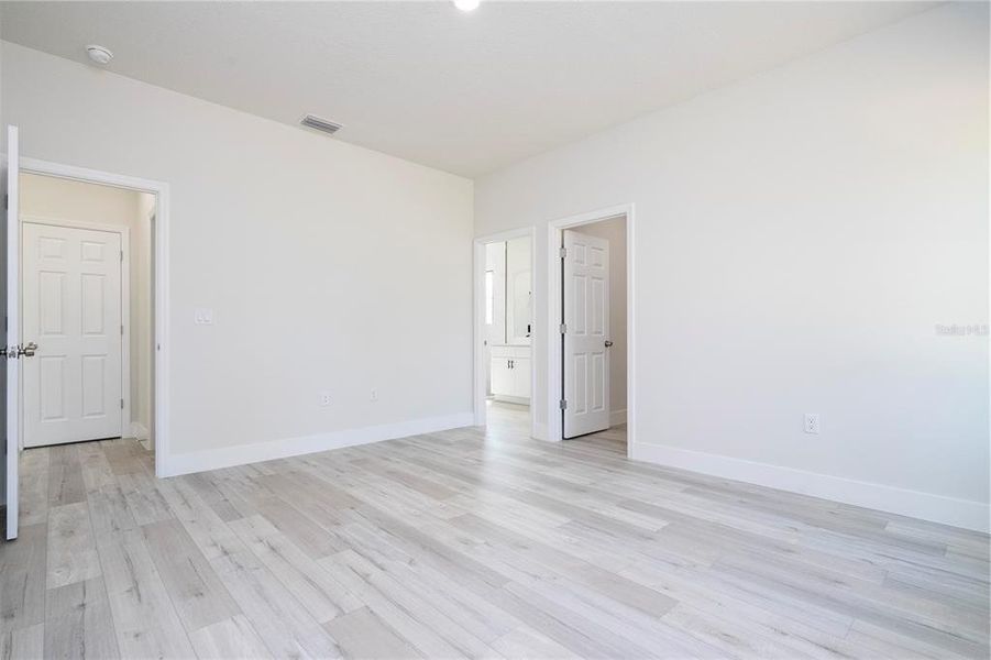 Spacious, unfurnished interior of a new home in , Citrus Springs (Image 26).