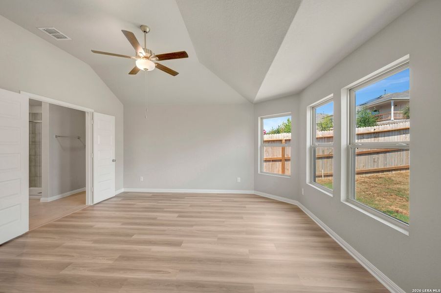 Spacious, unfurnished interior of a new home in Mesquite Ridge, San Antonio (Image 32).