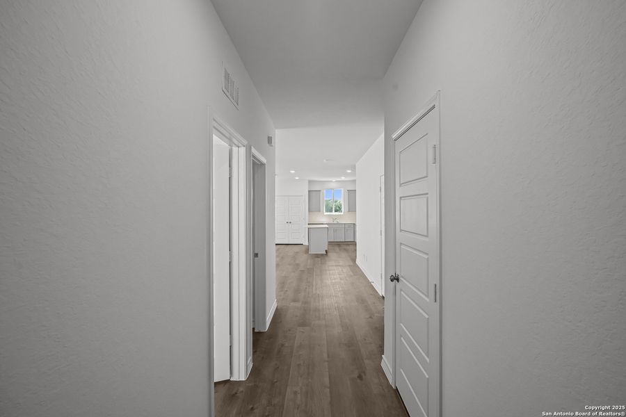 Spacious, unfurnished interior of a new home in Davis Ranch, San Antonio (Image 17).