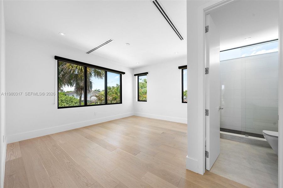 Spacious, unfurnished interior of a new home in , Fort Lauderdale (Image 21).
