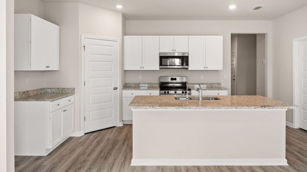 Furnished interior view inside a new home in Liberty, Panama City (Image 9).