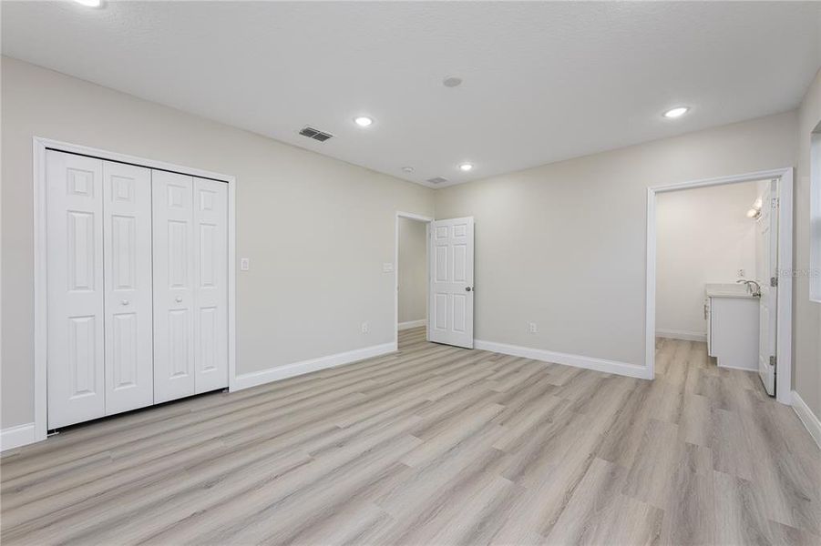 Spacious, unfurnished interior of a new home in , Deland (Image 21).