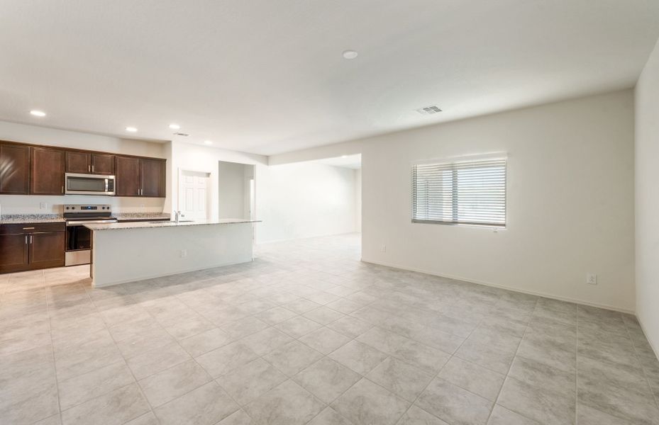 Spacious, unfurnished interior of a new home in Copper Falls, Buckeye (Image 18).