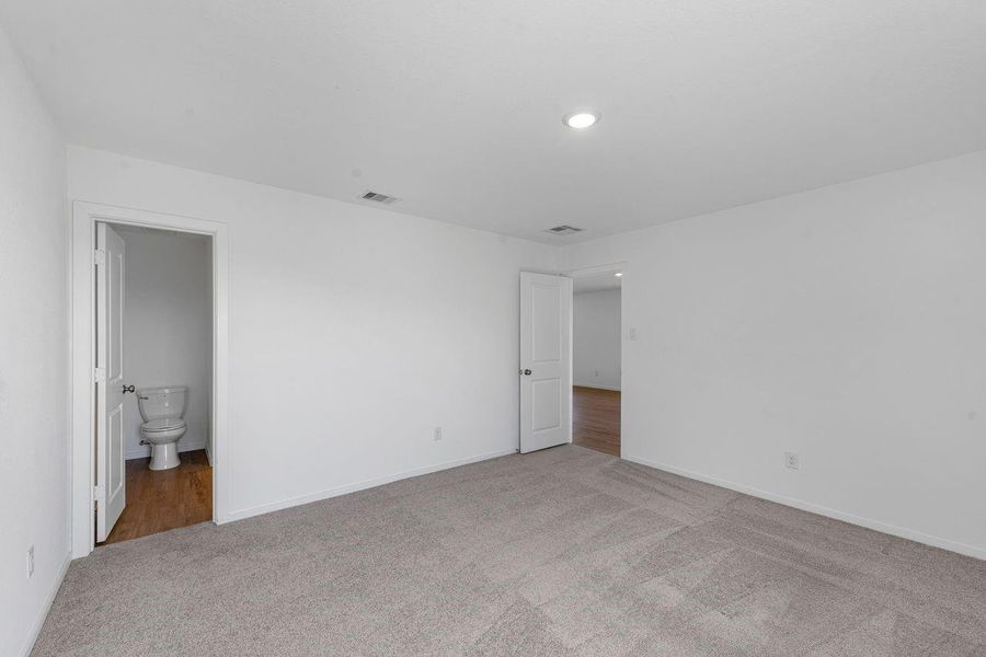 Spacious, unfurnished interior of a new home in Tavola, New Caney (Image 16).