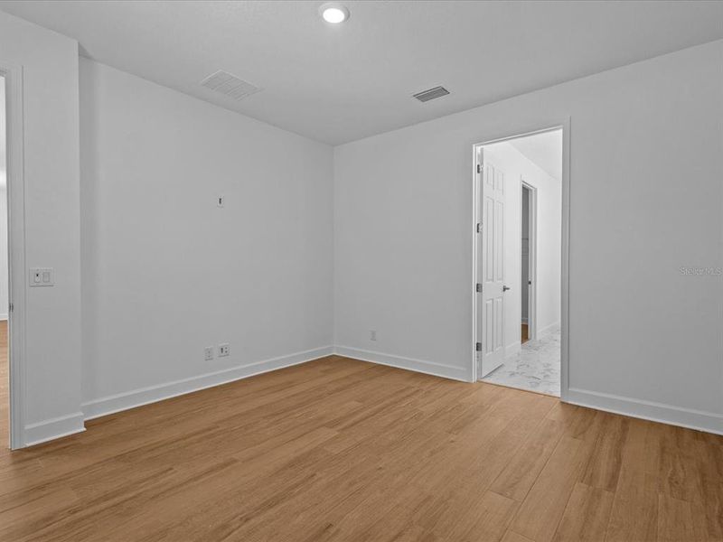 Spacious, unfurnished interior of a new home in , Orlando (Image 15).
