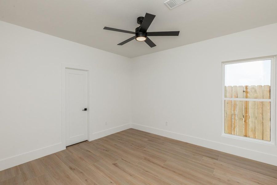 Spacious, unfurnished interior of a new home in , Beaumont (Image 27).
