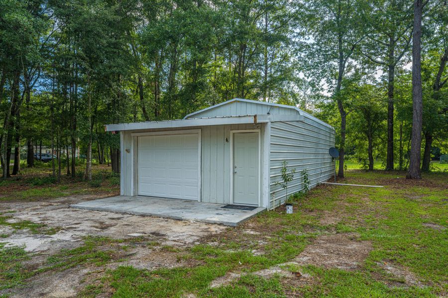 Exterior details and patio area of a home in , Walterboro (Image 37).