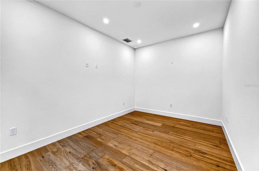 Spacious, unfurnished interior of a new home in , Sarasota (Image 63).