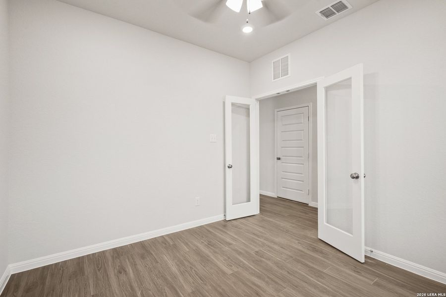 Spacious, unfurnished interior of a new home in Hunters Ranch, San Antonio (Image 27).