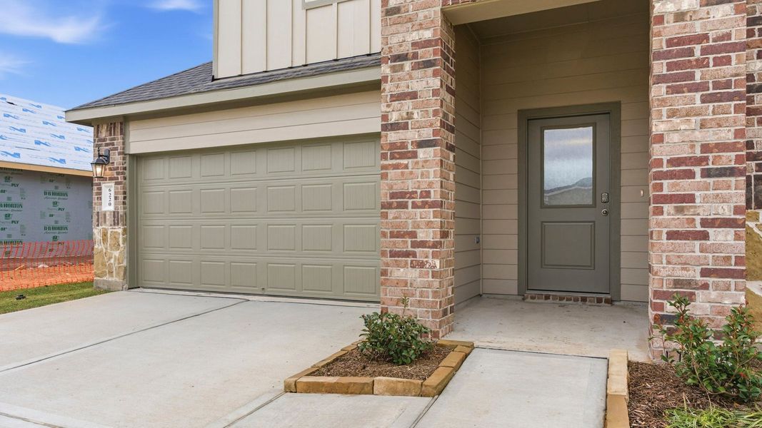 Exterior details and patio area of a home in Evergreen, Rosenberg (Image 2).