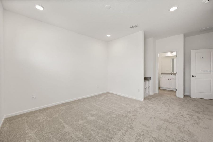 Spacious, unfurnished interior of a new home in , Orlando (Image 21).