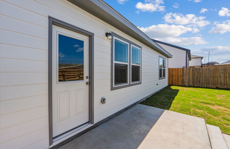 Exterior details and patio area of a home in Skyview, Belton (Image 3).