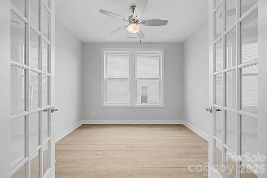 Spacious, unfurnished interior of a new home in Handsmill on Lake Wylie, York (Image 11).
