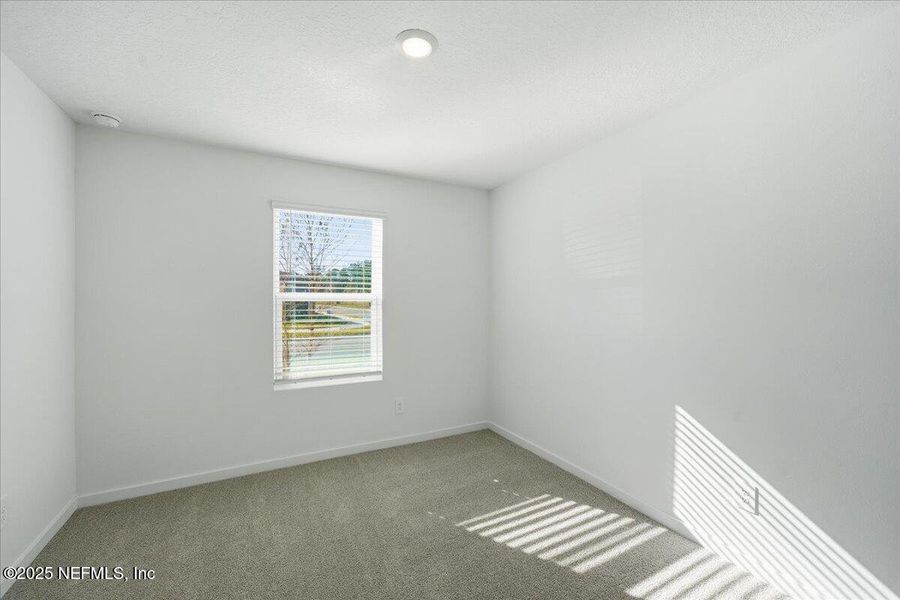 Spacious, unfurnished interior of a new home in Azalea Creek, Jacksonville (Image 30).