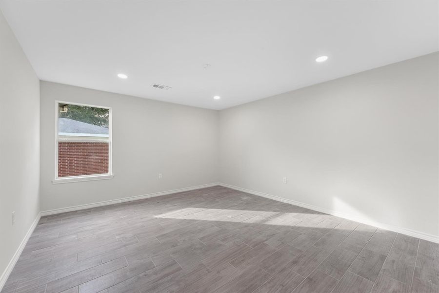 Spacious, unfurnished interior of a new home in , Dayton (Image 16).