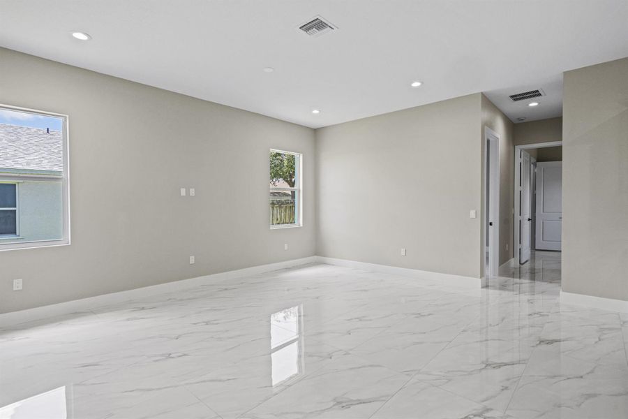 Spacious, unfurnished interior of a new home in , Port St. Lucie (Image 15).