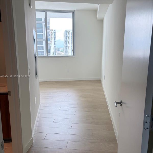 Spacious, unfurnished interior of a new home in , Miami (Image 24).