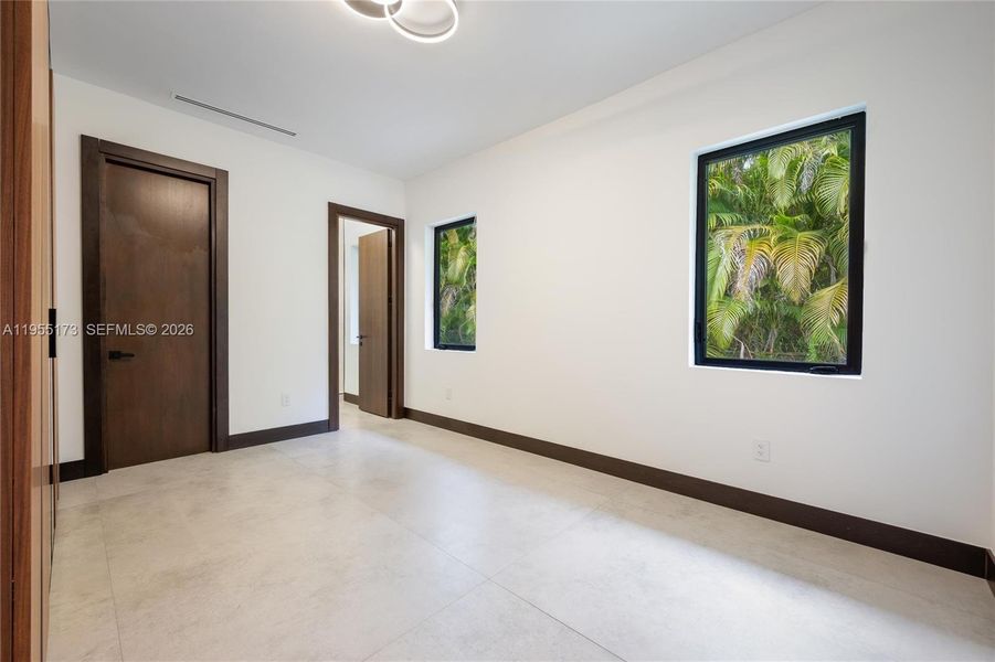 Spacious, unfurnished interior of a new home in , Pinecrest (Image 22).