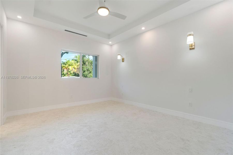 Spacious, unfurnished interior of a new home in , Islamorada, Village of Islands (Image 77).