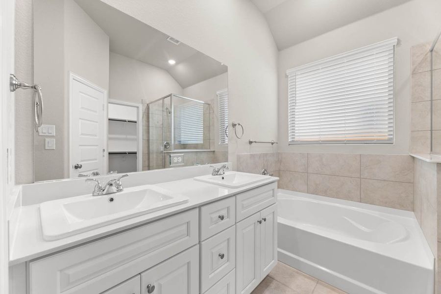 Furnished interior view inside a new home in Avondale, Fate (Image 12).