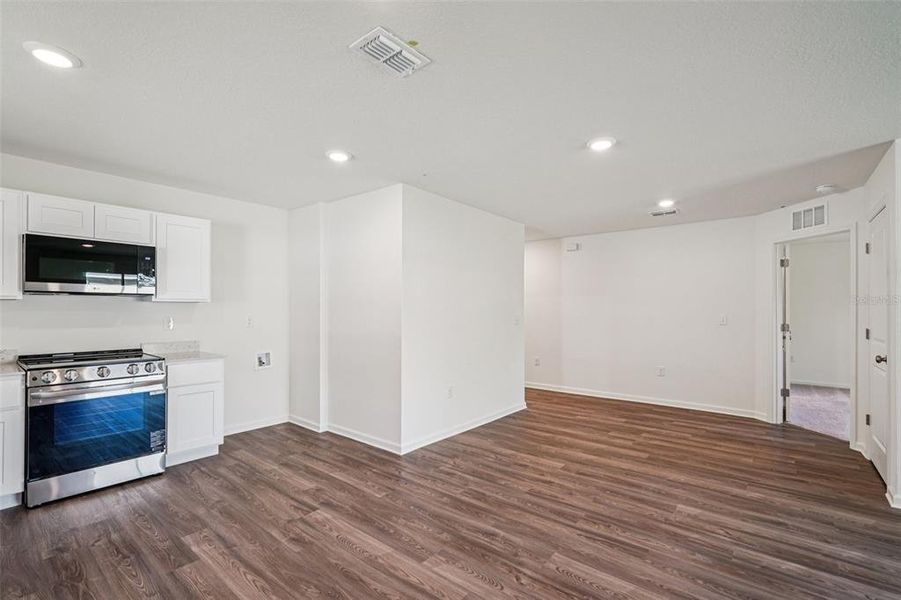 Spacious, unfurnished interior of a new home in Marion Oaks, Ocala (Image 11).
