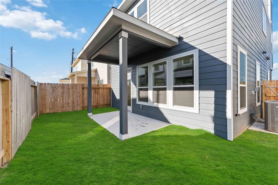 Exterior details and patio area of a home in Alicante, Houston (Image 3).