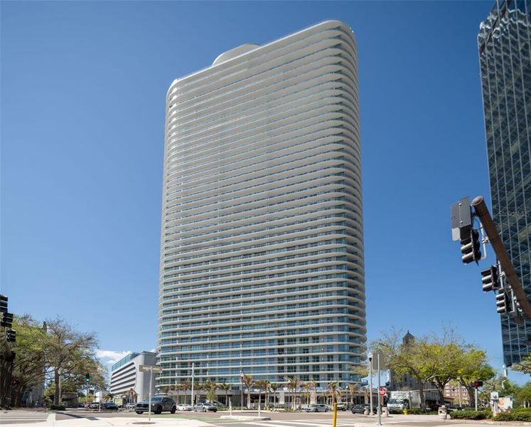 Condo located in St. Petersburg, FL showcasing its design and architecture (Image 31).