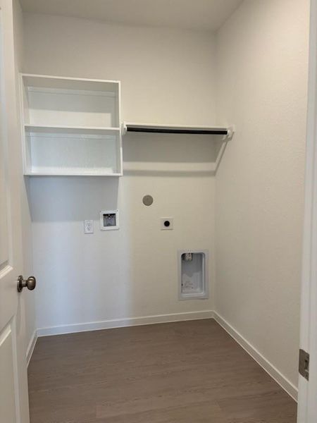 Spacious, unfurnished interior of a new home in Canterra Creek: Classic Collection, Rosharon (Image 9).