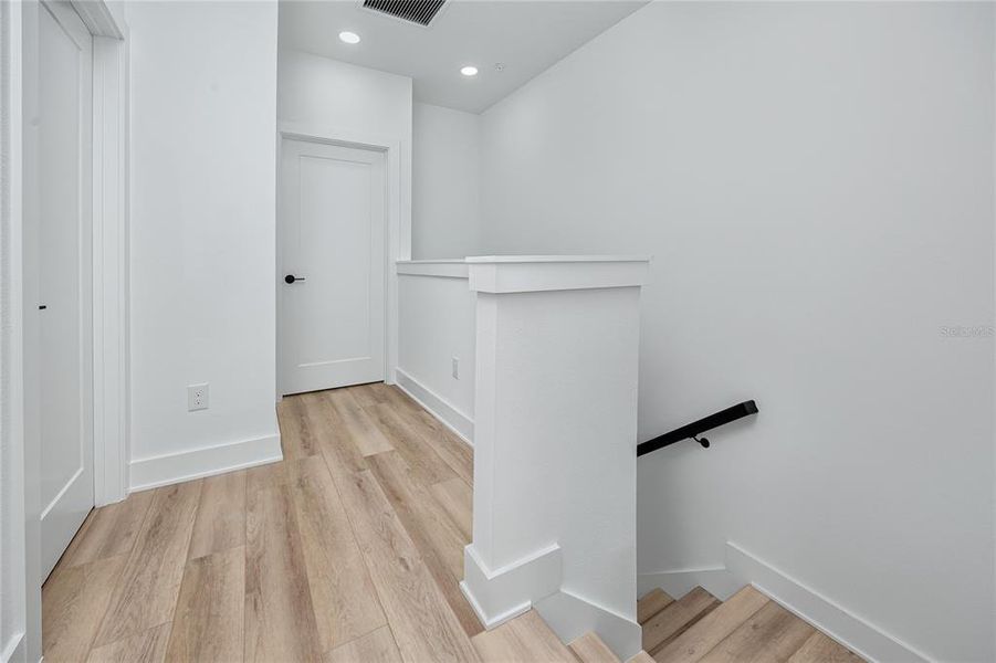 Spacious, unfurnished interior of a new home in , Tampa (Image 26).