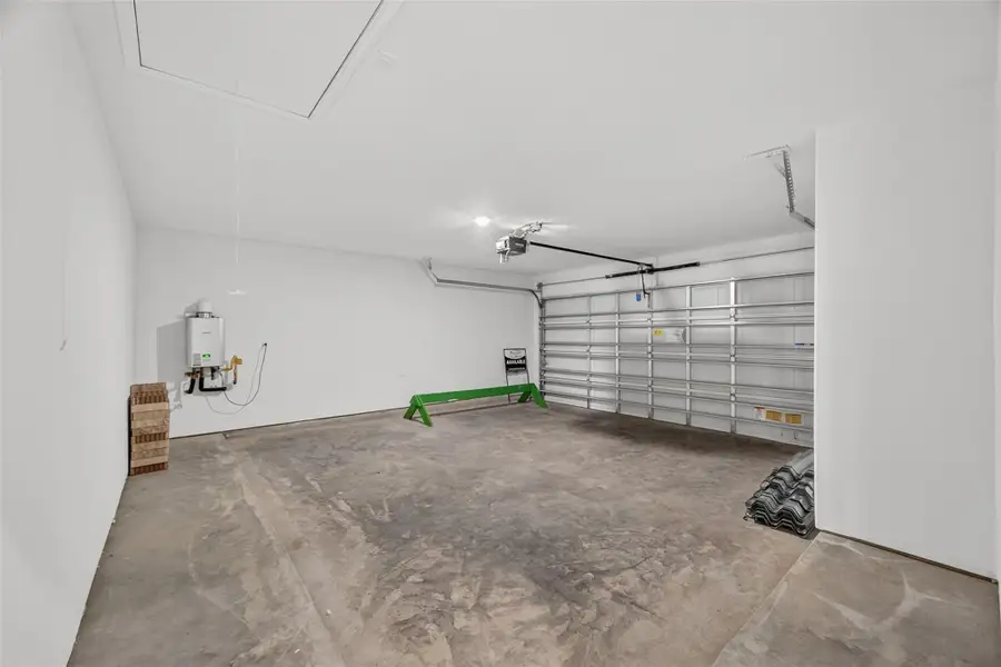 Spacious, unfurnished interior of a new home in Rollingbrook Estates, Baytown (Image 23).