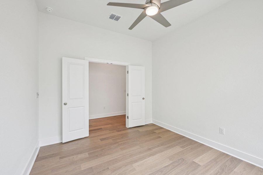 Spacious, unfurnished interior of a new home in Persimmon, Buda (Image 14).