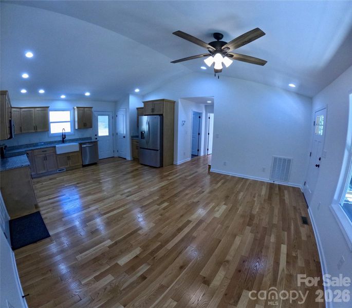 Spacious, unfurnished interior of a new home in , Marion (Image 10).