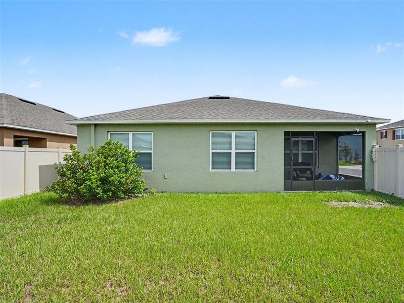 Exterior details and patio area of a home in , Haines City (Image 4).