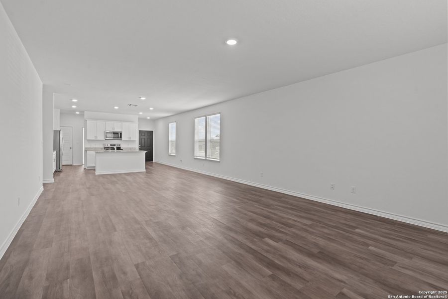 Spacious, unfurnished interior of a new home in Horizon Ridge, San Antonio (Image 27).