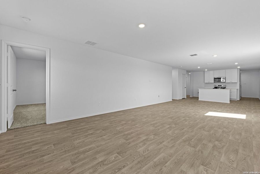 Spacious, unfurnished interior of a new home in Arroyo Ranch, Seguin (Image 25).