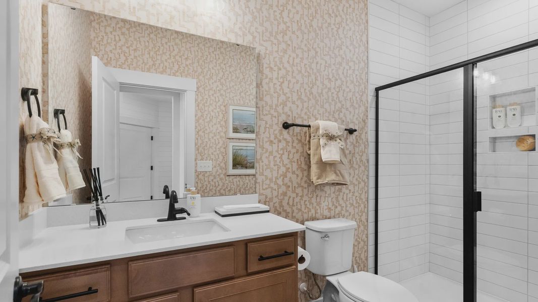 Secondary bathroom on the first floor with modern finishes and functional design.